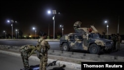 아프간 특수부대 군인들이 남동부 칸다하르 고속도로에서 탈레반에 맞서 전투하기 전 기도하고 있다. 