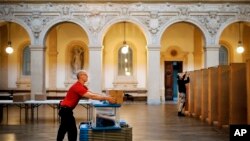 បុរស​ម្នាក់កំពុង​រៀបចំ​បន្ទប់​ស្ថានីយ​បោះឆ្នោត​ក្នុង​ទីក្រុង​ Lyon ភាគកណ្តាល​ប្រទេស​បារាំង​កាល​ពី​ថ្ងៃទី​២២ មេសា​ ២០១៧។