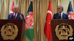 Perdana Menteri Turki Binali Yildrim (kiri) dan Kepala Eksekutif Afghanistan Abdullah Abdullah, berbicara pada jumpa pers di Kabul, Afghanistan, 8 April 2018.
