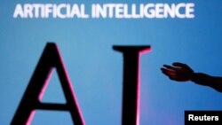 Foto ilustrasi huruf AI (Artificial Intelligence/kecerdasan buatan) dan miniatur tangan robot, 23 Juni 2023. (Foto: Dado Ruvic/ilustrasi/Reuters) 
