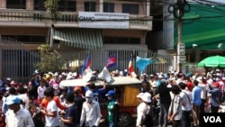 រូបឯកសារ៖ កម្មករ​ធ្វើ​បាតុកម្ម​នៅ​ខាងមុខ​សមាគម​រោង​ចក្រ​កាត់​ដេរ​​នៅ​កម្ពុជា​ហៅកាត់​ថា ​GMACនៅ​ថ្ងៃទី​៣០ ខែធ្នូ ឆ្នាំ២០១៣។