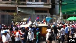 រូបឯកសារ៖ កម្មករ​ធ្វើ​បាតុកម្ម​នៅ​ខាងមុខ​សមាគម​រោង​ចក្រ​កាត់​ដេរ​​នៅ​កម្ពុជា​ហៅកាត់​ថា​ GMAC នៅ​ថ្ងៃទី​៣០ ខែធ្នូ ឆ្នាំ២០១៣។