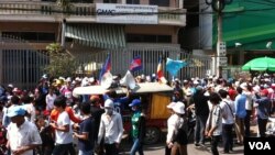 ​នៅមុខ​សមាគមរោងចក្រ​កាត់ដេរ ​កម្មករ​កាត់ដេរ​ទាមទារដំឡើង​ប្រាក់ខែ​១៦០ដុល្លារ។​