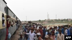 ພະນັກງານລາງລົດໄຟ ແປງລາງຢູ່ໃກ້ກັບ ບ່ອນເພພັງ ນຶ່ງມື້ຫລັງຈາກ ລົດໄຟໂດຍສານຕົກລາງ ຢູ່ເມືອງນາວາຊາ ວັນທີ 7 ສິງຫາ 2023