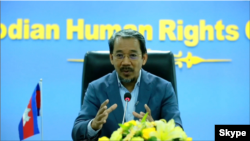 រូបឯកសារ៖ លោក កែវ រ៉េមី ប្រធានគណៈកម្មាធិការសិទ្ធិមនុស្សកម្ពុជារបស់រដ្ឋាភិបាល ថ្លែងពីការរីកចម្រើនទៅមុខនៃស្ថានភាពសិទ្ធិមនុស្ស​ និងបរិយាកាសនយោបាយនៅកម្ពុជា​ដែលមិនអត់ឱន​ឲ្យ​អ្នកនយោបាយ​បម្រើបរទេស។ បទសម្ភាសន៍តាមប្រព័ន្ធSkype នៅថ្ងៃទី​២៦ ខែកញ្ញា ឆ្នាំ​២០២១។ (Skype)