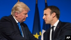 Shugaban Amurka Donald Trump (hagu) da takwaran aikinsa na Faransa Emmanuel Macron a fadarsa dake Paris, July 13, 2017.