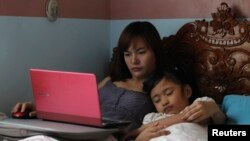 Perempuan bekerja mengalami tekanan emosional akibat mitos pengasuhan yang menyebutkan anak-anak dari ibu bekerja tidak berprestasi baik. 