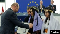 Nadia Murad Basee Taha (tengah) dan Lamiya Aji Bashar (kanan), keduanya perempuan Irak dari kelompok keyakinan Yazidi saat menerima Penghargaan Sakharov 2016 di Parlemen Eropa di Strasbourg, Perancis. Pemerintah Venezuela mengecam pemberian Penghargaan Sakharov tahun ini kepada kelompok oposisi demoktratis dan tahan politik Venezuela.