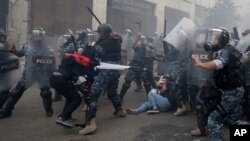 Polisi antihuru-hara bentrok dengan demonstran antipemerintah di Beirut, Lebanon, 1 September 2020. (Foto: dok).