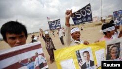 ពលរដ្ឋ​តំបន់​បឹងកក់​​ធ្វើ​ការ​តវ៉ា​​​​រឿង​​ជម្លោះ​ដី​ធ្លី​នៅ​មុន​ដំណើរ​ទស្សនកិច្ច​របស់​លោក​ប្រធានាធិបតី​សហរដ្ឋ​អាមេរិក​នៅ​​ក្នុង​ខែ​វិច្ឆិកា​ឆ្នាំ​២០១២។