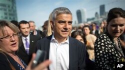 Le maire de Londres Sadiq Khan, au centre, à Londres, le 9 mai 2016.