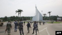 Des gendarmes gabonais patrouillent sur la place de la démocratie à Libreville le 7 janvier 2018, après une tentative de coup d'état. 
