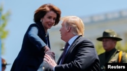Président Donald Trump (ya kovanda) apesi mbote na molobeli ya ndako ya ba ntoma mpe mokambi ya ba démocrates Nancy Pelosi na Washington, 12 mai 2019.