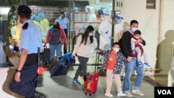 香港九龙湾丽晶花园居民紧急撤离到检疫中心。 (2020年12月10日）（美国之音/汤惠芸）