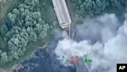 ภาพจากกระทรวงกลาโหมยูเครนเผยแพร่ภาพการโจมตีแม่น้ำไซม์ในแคว้นเคิร์สกของรัสเซีย เมื่อวันที่ 16 ส.ค. 2024 (Ukrainian Defence Ministry Press Office via AP)