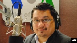 លោក​អ៊ូ វីរៈ​ ប្រធាន​មជ្ឈ​មណ្ឌល​សិទ្ធិ​មនុស្ស​កម្ពុជា​