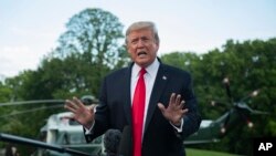 លោក​ប្រធានាធិបតី ដូណាល់ ត្រាំ ថ្លែង​ទៅ​កាន់​អ្នកសារព័ត៌មាន មុន​ពេល​ចាក​ចេញ​ពី​សេតវិមាន កាលពី​ថ្ងៃទី២០ ខែឧសភា ឆ្នាំ២០១៩ ដើម្បី​ចូលរួម​ការ​ប្រមូល​ផ្តុំ​មួយ​នៅ​ក្នងុ​ក្រុង Montoursville រដ្ឋ Pennsylvania។ 