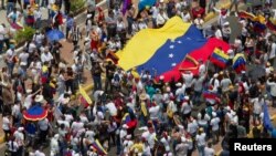Aksi unjuk rasa di Maracaibo, Venezuela, dengan membawa bendera nasional Venezuela, memprotes hasil pemilu yang memberikan masa jabatan ketiga kepada Presiden Venezuela Nicolas Maduro, 30 Juli 2024. (Isaac Urrutia/REUTERS)