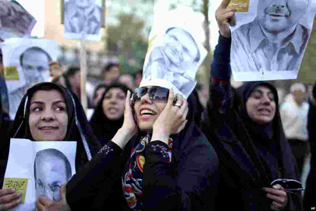 Supporters of Iranian presidential candidate Mohammad Bagher Qalibaf, who is also Tehran&#39;s mayor, chant during a street campaign, Tehran, Iran, June 9, 2013. 