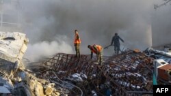 จนท.กู้ภัยฉุกเฉินเร่งทำการดับไฟที่เกิดจากการโจมตีเข้าใส่อาคารแห่งหนึ่งซึ่งอยู่ติดกับสถานทูตอิหร่าน ในกรุงดามัสกัส ประเทศซีเรีย เมื่อ 1 เม.ย. 2567