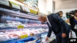 美国驻日本大使拉姆·伊曼纽尔（Rahm Emanuel）2023年8月31日访问了福岛县的鱼市场。（法新社）