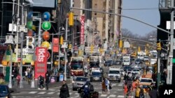 Orang-orang menikmati hari yang cerah di Times Square di New York, Rabu, 10 Maret 2021. (Foto: AP)
