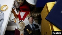 Lični suveniri Assada u jednoj od prostorija u predsjedničkoj palati u Damasku (Foto: REUTERS/Amr Abdallah Dalsh)