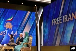 Mantan Wapres AS Mike Pence di markas oposisi Iran di Albania, di mana hingga 3.000 anggota MEK tinggal di kamp Ashraf-3 di kota Manza, sekitar 30 kilometer barat Tirana, Albania, Kamis, 23 Juni , 2022. (AP/Franc Zhurda)