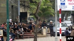 Nông dân tập trung tại Hà Nội để phản đối nạn tịch thu đất đai bừa bãi. Những vụ tranh chấp đất đai với chính quyền địa phương là một vấn đề ngày càng trở nên căng thẳng ở Việt Nam. Hình minh họa.