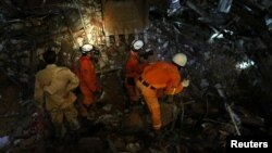 ក្រុម​អ្នក​ជួយ​សង្គ្រោះ​កំពុង​ស្វែងរក​កម្មករនិងកម្មការិនី ដែលជាប់​ក្នុង​គំនរ​នៃ​បំណែកអគារ​​សំណង់​ការដ្ឋាន​ដែល​បាន​បាក់រលំ​ នៅ​ខេត្ត​ព្រះសីហនុ កាលពី​ថ្ងៃទី២២ ខែមិថុនា ឆ្នាំ២០១៩។