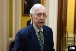 สว.มิตช์ เเม็คคอนเเนลล์ พูดคุยกับผู้สื่อข่าว หลังสภาคองเกรสผ่านร่างกฎหมายงบประมาณระยะสั้นฉบับชั่วคราว เมื่อคืนวันเสาร์ที่ 30 ก.ย. 2023.