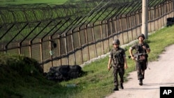 2014年6月30日韩国军队士兵坡州军事铁丝网巡逻