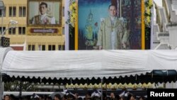 Well-wishers line up to pay their respects to the late King Bhumibol Adulyadej near the Grand Palace in Bangkok, Thailand, Sept. 24, 2017. 