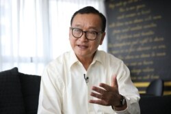 រូបឯកសារ៖ លោក សម រង្ស៊ី ប្រធាន​ស្តីទី​នៃ​គណបក្ស​សង្គ្រោះ​ជាតិដែល​ត្រូវបានតុលាការ​រំលាយ ផ្តល់​បទសម្ភាសន៍​ដល់​សារព័ត៌មាន Reuters នៅក្នុង​សណ្ឋាគារ​មួយ​ក្នុង​ទីក្រុងគូឡាឡំពួរ នៃ​ប្រទេស​ម៉ាឡេស៊ី នៅ​ថ្ងៃទី ១០ ខែវិច្ឆិកា ឆ្នាំ២០១៩។