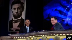 Presiden AS Barack Obama berbincang dengan komedian dan pembawa acara Stephen Colbert dari program televisi The Colbert Report during a taping of The Colbert Report di George Washington University, Washington, 2014.