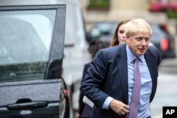 보수당 경선에서 압도적 선두를 달리고 있는 보리스 존슨 전 외무장관이 18일 토론 TV 프로그램에 참석하기 위해 차에서 내리고 있다.
