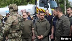 Presiden Ukraina Volodymyr Zelenskiy mengunjungi daerah banjir setelah bendungan Nova Kakhovka jebol, di tengah serangan Rusia terhadap Ukraina, di Kherson, Ukraina 8 Juni 2023.