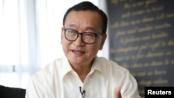 រូបឯកសារ៖ លោក សម រង្ស៊ី ប្រធាន​ស្តីទី​នៃ​គណបក្ស​សង្គ្រោះ​ជាតិដែល​ត្រូវបាន​​តុលាការ​រំលាយ ​​ផ្តល់​បទសម្ភាសន៍​ដល់​សារព័ត៌មាន Reuters នៅក្នុង​សណ្ឋាគារ​មួយ​ក្នុង​ទីក្រុងគូឡាឡំពួរ នៃ​ប្រទេស​ម៉ាឡេស៊ី នៅ​ថ្ងៃទី ១០ ខែវិច្ឆិកា ឆ្នាំ២០១៩។ (REUTERS/Lim Huey Teng)