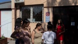 Zlata Ristic (tengah), Elma Dalipi (kiri), Dijana Ferhatovic (nomor dua dari kiri), Zivka Ferhatovic (kanan) dan Selma Dalipi (nomor dua dari kanan), anggota band Pretty Loud, berdiri di depan sebuah studio musik di Beograd, Serbia, Rabu, 16 Juni 2021. (AP)