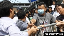 近百名口罩党拆除金钟道铁马 (苹果日报网站图片)