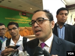 លោក វង្សី វិស្សុត រដ្ឋលេខាធិការ​ក្រសួង​សេដ្ឋកិច្ច និង​ហិរញ្ញ​វត្ថុ និយាយ​ទៅ​កាន់​អ្នក​យក​ព័ត៌មាន ក្រោយ​កិច្ច​ប្រជុំ​ផ្សព្វផ្សាយ​របាយការណ៍​តាមដាន​វឌ្ឍនភាព​ម៉ាក្រូសេដ្ឋកិច្ច​កម្ពុជា​ឆ្នាំ​២០១៦ នៅ​ក្រសួង​សេដ្ឋកិច្ច និង​ហិរញ្ញវត្ថុ កាលពី​ថ្ងៃ​ទី៣០ ខែសីហា ឆ្នាំ២០១៦។