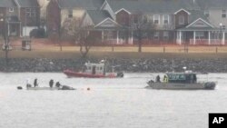 Jefo sekou yo ozalantou zon kote 2 avyon fe kolizyon epi tonbe nan flev Potomac la nan Washington, 31 janvye 2025. 