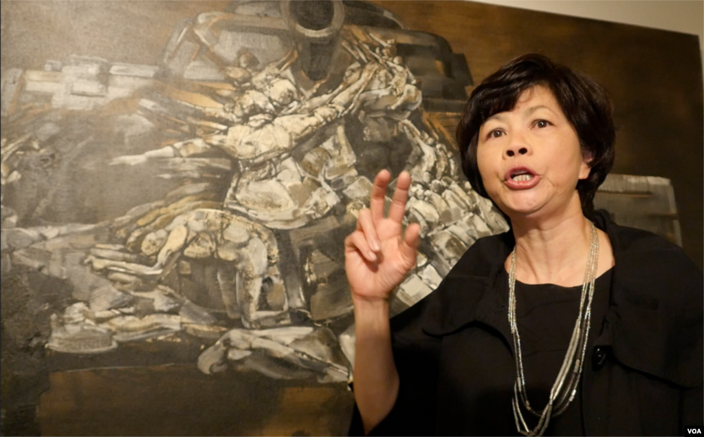 洛杉矶的美术教授庞樱欣赏莫鸿勋（美国之音国符拍摄）