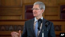 CEO Apple, Tim Cook, berpidato saat menerima penghargaan Alabama Academy of Honor di Montgomery, Alabama. (Foto: Dok)