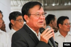 ប្រធាន​ស្តីទី​នៃ​គណបក្ស​ជំទាស់​លោក កឹម សុខា បង្ហាញ​វត្តមាន​ជា​សាធារណៈ​ដ៏​កម្រ ក្រោយពី​មាន​ការប៉ុនប៉ង​ចាប់ខ្លួន និង​រងបណ្ដឹង​ផ្លូវច្បាប់​ដ៏​ចម្រូងចម្រាស នៅក្នុង​ពិធី​រំឭក​វិញ្ញាណក្ខ័ន្ធ​ជនរងគ្រោះ​ក្នុង​ព្រឹត្តិការណ៍​ខែកក្កដា ឆ្នាំ១៩៩៧ នៅ​ទីស្នាក់ការ​កណ្ដាល​គណបក្ស​សង្គ្រោះ​ជាតិ​ក្នុង​ក្រុង​ភ្នំពេញ កាលពី​ថ្ងៃទី៦ ខែកក្កដា ឆ្នាំ២០១៦។ (ហ៊ាន សុជាតា/VOA)