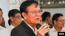 ប្រធាន​ស្តីទី​នៃ​គណបក្ស​ជំទាស់​លោក កឹម សុខា បង្ហាញ​វត្តមាន​ជា​សាធារណៈ​ដ៏​កម្រ ក្រោយពី​មាន​ការប៉ុនប៉ង​ចាប់ខ្លួន និង​រងបណ្ដឹង​ផ្លូវច្បាប់​ដ៏​ចម្រូងចម្រាស នៅក្នុង​ពិធី​រំឭក​វិញ្ញាណក្ខ័ន្ធ​ជនរងគ្រោះ​ក្នុង​ព្រឹត្តិការណ៍​ខែកក្កដា ឆ្នាំ១៩៩៧ នៅ​ទីស្នាក់ការ​កណ្ដាល​គណបក្ស​សង្គ្រោះ​ជាតិ​ក្នុង​ក្រុង​ភ្នំពេញ កាលពី​ថ្ងៃទី៦ ខែកក្កដា ឆ្នាំ២០១៦។ (ហ៊ាន សុជាតា/VOA)