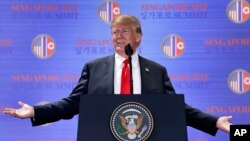 미북정상회담이 열린 12일 싱가포르 센토사섬 카펠라호텔에서 미국 도널드 트럼프 대통령이 기자회견을 하고 있다. 