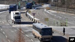 북한 예술단 선발대를 태운 버스가 지난 5일 경의선 육로를 통해 남측으로 입경하고 있다.