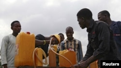 Masu sayar da man fetur a jarka ta bayan fage