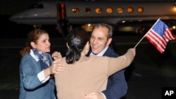 Članovi porodice grle oslobođenog Emada Šargija, koji bio zatvoren u Teheranu (Foto: Jonathan Ernst/Pool via AP)